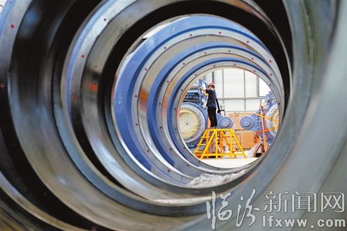 山西運達(dá)風(fēng)電設(shè)備 工人對齒輪箱機(jī)組進(jìn)行裝配作業(yè)